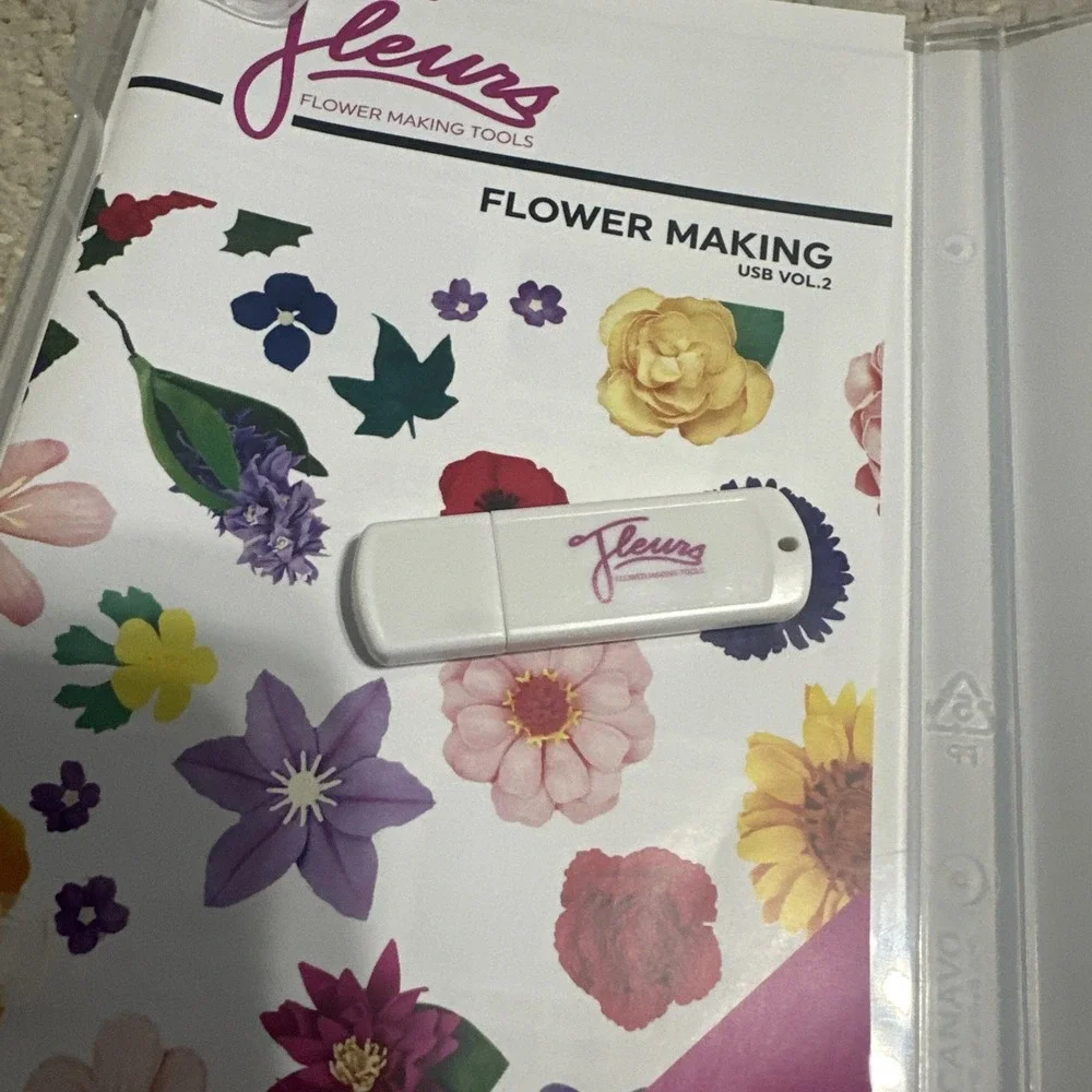 Fleurs Flower Making USB with Instruction Booklet -‎ Volume 1 and Volume 2